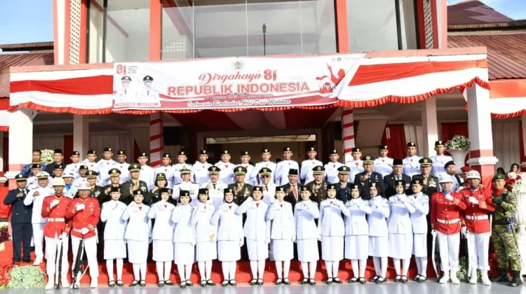 Wabup Tapteng Irup Penurunan Bendera HUT ke-81 RI di Pandan