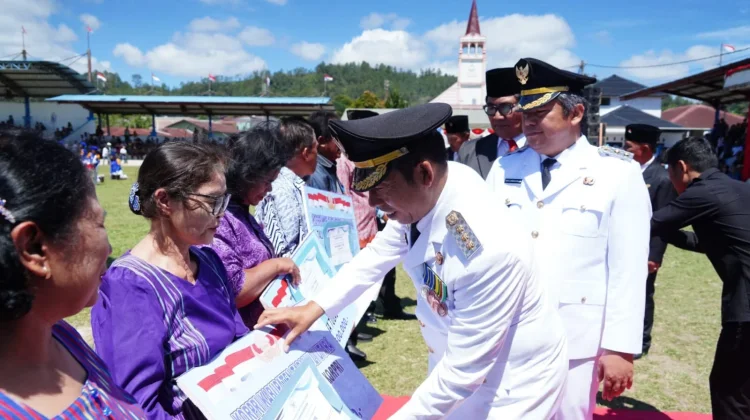 Pemkab Tapanuli Utara Serahkan Tali Asih kepada 10 ASN Purnabakti