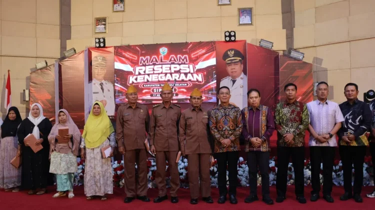 Resepsi HUT ke-81 RI di Tapsel, Bupati Gus Irawan Apresiasi Veteran dan Paskibra