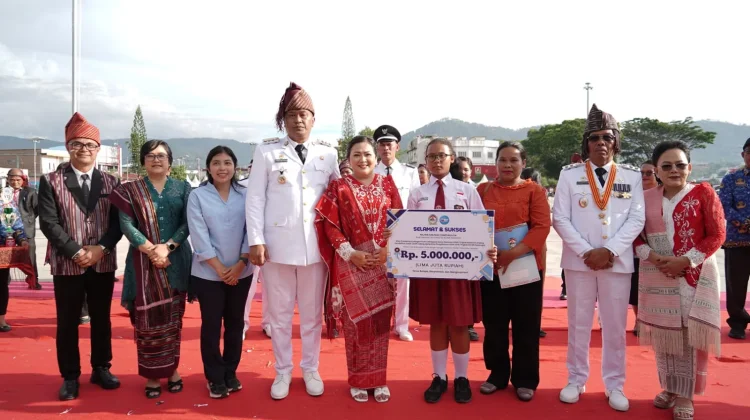 Bupati Serahkan Hadiah Pemenang Lomba HUT RI ke-81