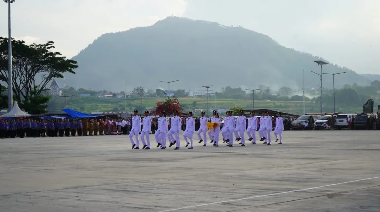 Penurunan Bendera Merah Putih Penuh Haru, Wakil Bupati Toba Apresiasi Paskibraka