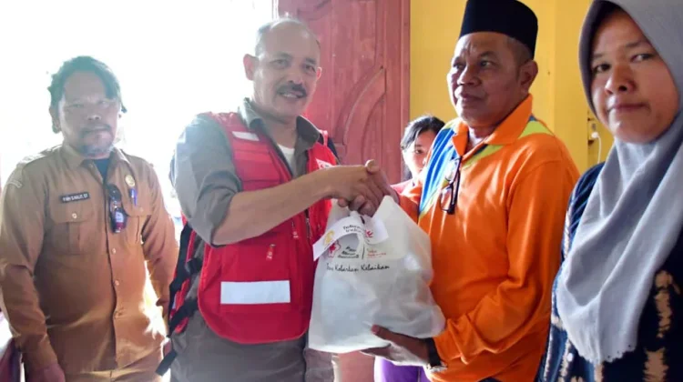 PMI Tapteng dan PMI Jakarta Utara Salurkan Bantuan untuk Warga Terdampak Bencana