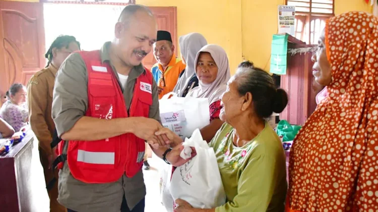 PMI Tapteng dan PMI Jakarta Utara Salurkan Bantuan untuk Warga Terdampak Bencana