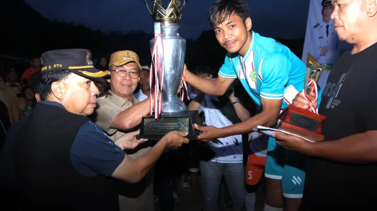 MAN Tapsel Sipagimbar Juara Bagusi Cup I, Bupati Gus Irawan Apresiasi Sportivitas d