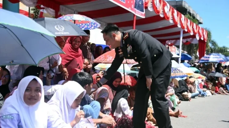 Aksi Spontan Kapolres Sapa Warga saat Pawai