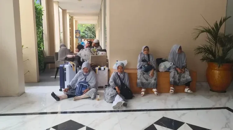 Diduga Ditelantarkan Travel, 30 Jemaah Umrah Asal Madina Tertahan di Medan
