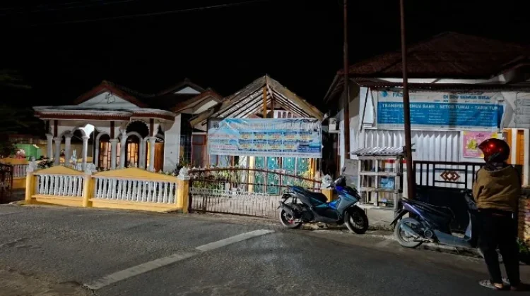 Jemaah Umrah Terlantar, Keluarga Gedor Rumah Pimpinan Travel di Panyabungan