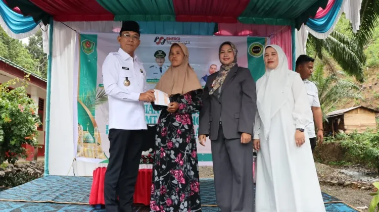 Bupati Tapsel Hadiri Pengajian Akbar BKMT dan Serahkan Bantuan Sosial