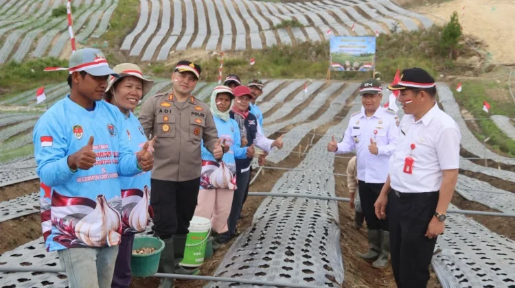 Ketahanan Pangan Diperkuat, Polres Humbahas Tanam Bawang Putih Serentak