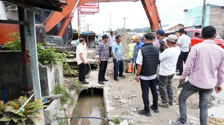 Bupati Taput Tinjau Pembangunan Box Culvert untuk Atasi Banjir di Sipoholon