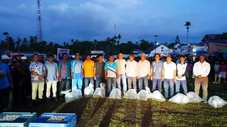 Bupati Taput Salurkan Ribuan Benih Ikan dan Ayam Buras di Garoga