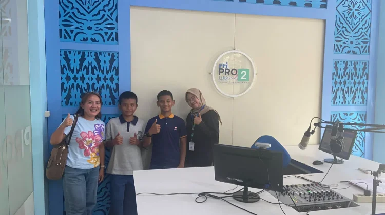 Belajar Percakapan di Kantin dalam English Corner