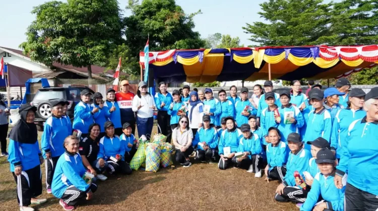 Menginap hingga Senam Bersama Lansia, Cara Bupati Taput Serap Aspirasi di Garoga