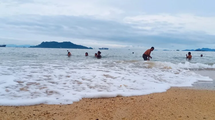 Relaksasi Dengan Terapi Pasir Laut di Pelabuhan Lama Sibolga