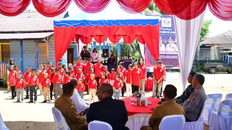 Bupati, Wabup dan Sekdakab, Rayakan HUT ke-81 Tapteng Bersama Anak Panti Asuhan Sion