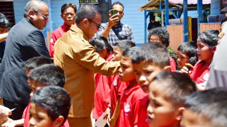 Bupati, Wabup dan Sekdakab, Rayakan HUT ke-81 Tapteng Bersama Anak Panti Asuhan Sion