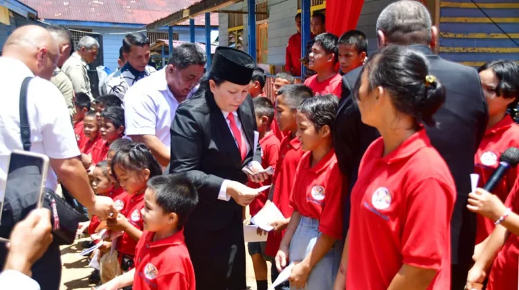 Bupati, Wabup dan Sekdakab, Rayakan HUT ke-81 Tapteng Bersama Anak Panti Asuhan Sion