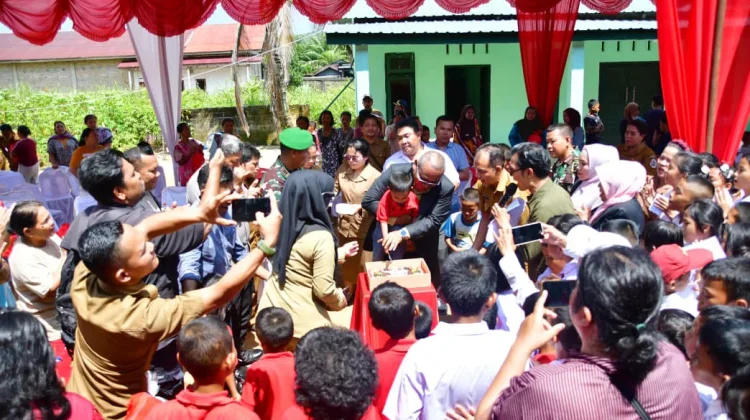 Bupati, Wabup dan Sekdakab, Rayakan HUT ke-81 Tapteng Bersama Anak Panti Asuhan Sion