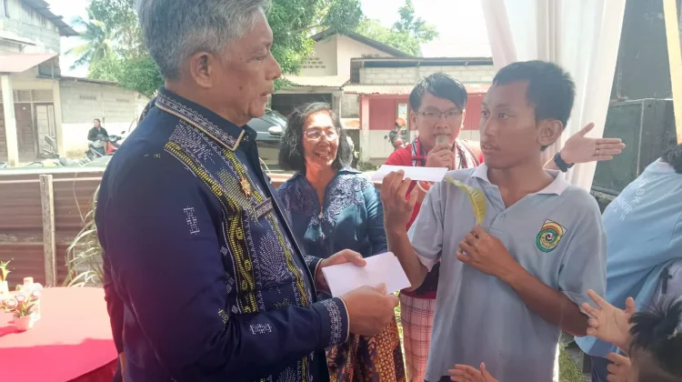 Bupati, Wabup dan Sekdakab, Rayakan HUT ke-81 Tapteng Bersama Anak Panti Asuhan Sion