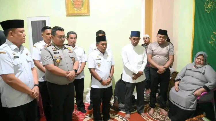 Wali Kota Sibolga Melayat ke Rumah Duka Ibunda Istri Kabag Ops Polres Sibolga