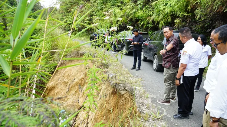 Bupati Tapanuli Utara Tinjau Kerusakan Jalan Lobusingkam di Sipoholon