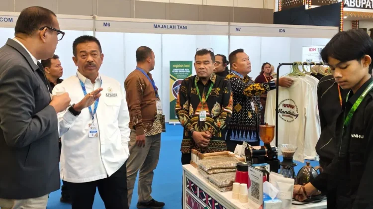 Stan Pemkab Madina di AOE 2026 Ramai Pengunjung, Bupati Madina Tarik Investor
