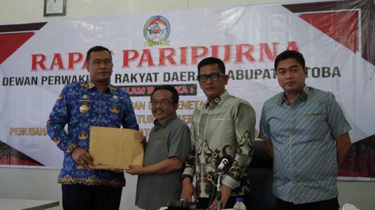 Bupati Toba Sampaikan Nota Jawaban atas Pandangan Fraksi DPRD terhadap P-APBD 2026