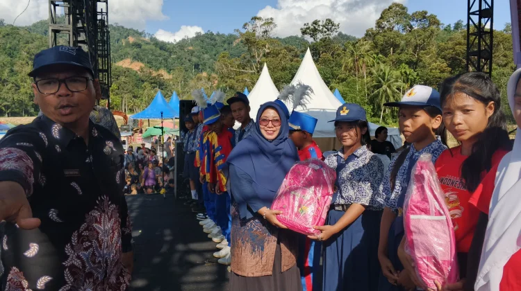 Pemkab Tapanuli Tengah Salurkan Ribuan perlengkapan Sekolah