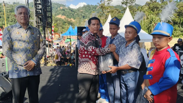 Pemkab Tapanuli Tengah Salurkan Ribuan perlengkapan Sekolah