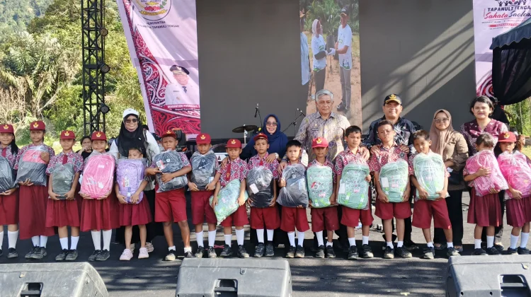 Pemkab Tapanuli Tengah Salurkan Ribuan perlengkapan Sekolah