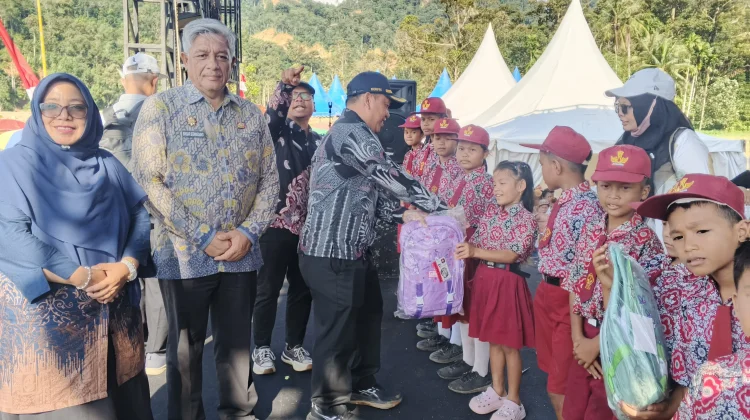 Pemkab Tapanuli Tengah Salurkan Ribuan perlengkapan Sekolah
