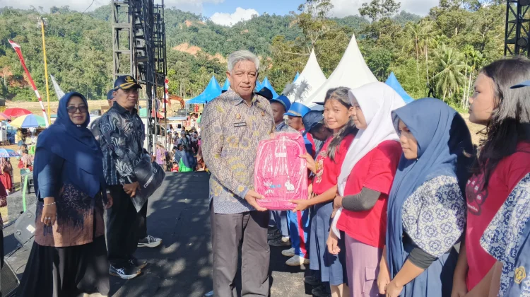 Pemkab Tapanuli Tengah Salurkan Ribuan perlengkapan Sekolah