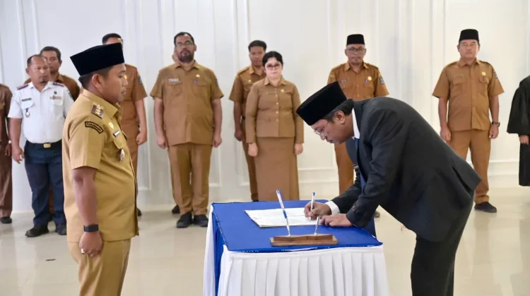 Wali Kota Sibolga Lantik 40 Pejabat dan Serahkan 6 Surat Tugas