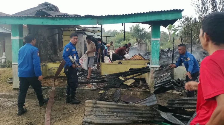 Kebakaran Rumah di Desa Sihikkit, Pemkab Humbahas Imbau Warga Waspada
