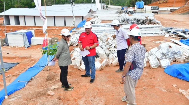 Bupati Tapteng Masinton Tinjau Progres Pembangunan Huntara Bonalumban