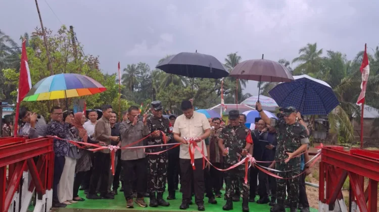 Gubsu bersama Bupati Tapteng Resmikan Jembatan Bailey Parjalihotan Pinangsori