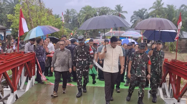 Gubsu bersama Bupati Tapteng Resmikan Jembatan Bailey Parjalihotan Pinangsori