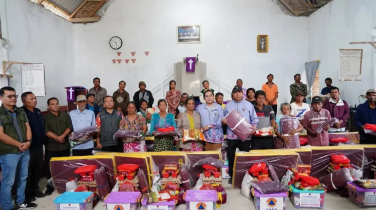 Bupati Taput Sapa Warga Terdampak Puting Beliung, Pastikan Bantuan Disalurkan