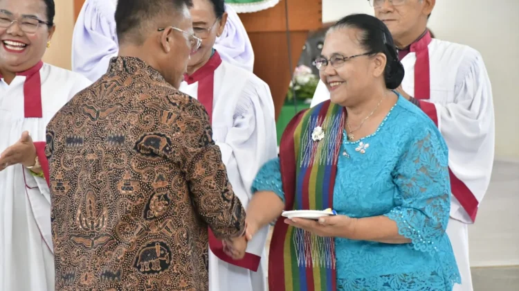 Perayaan HUT ke-49 HKBP Pandan Kota, Bupati Tapteng Ulosi 72 Orang Lansia 70 Tahun
