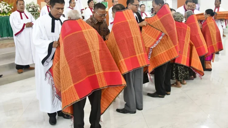 Perayaan HUT ke-49 HKBP Pandan Kota, Bupati Tapteng Ulosi 72 Orang Lansia 70 Tahun