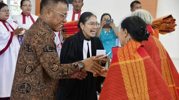 Perayaan HUT ke-49 HKBP Pandan Kota, Bupati Tapteng Ulosi 72 Orang Lansia 70 Tahun