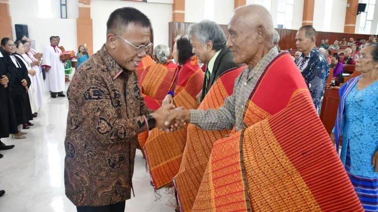 Perayaan HUT ke-49 HKBP Pandan Kota, Bupati Tapteng Ulosi 72 Orang Lansia 70 Tahun