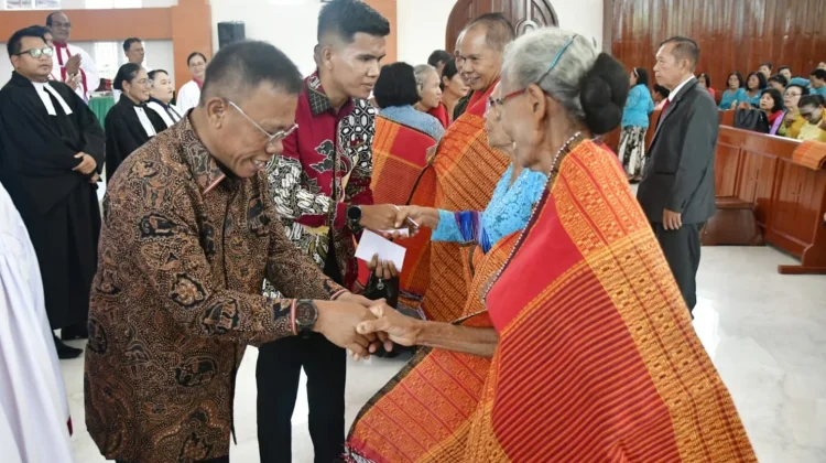 Perayaan HUT ke-49 HKBP Pandan Kota, Bupati Tapteng Ulosi 72 Orang Lansia 70 Tahun