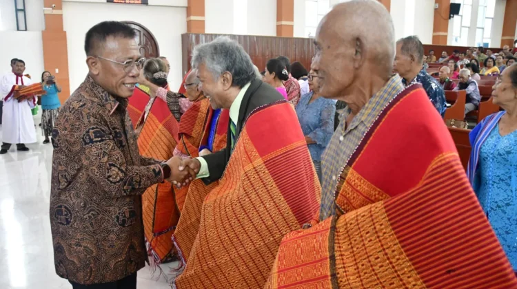 Perayaan HUT ke-49 HKBP Pandan Kota, Bupati Tapteng Ulosi 72 Orang Lansia 70 Tahun