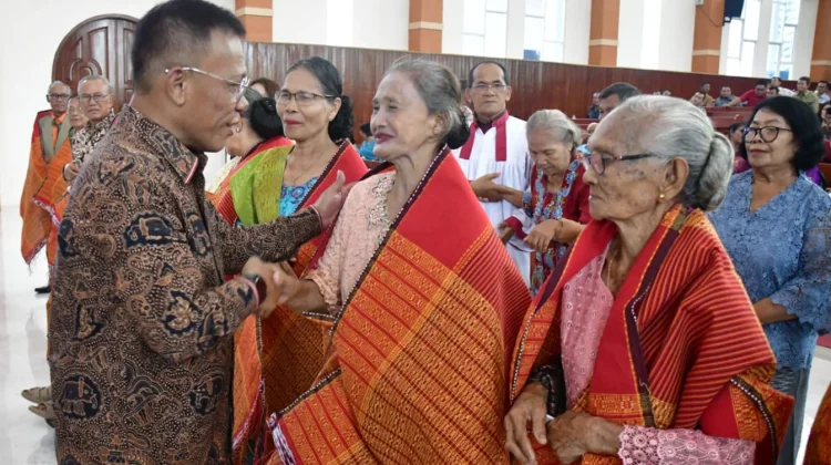 Perayaan HUT ke-49 HKBP Pandan Kota, Bupati Tapteng Ulosi 72 Orang Lansia 70 Tahun