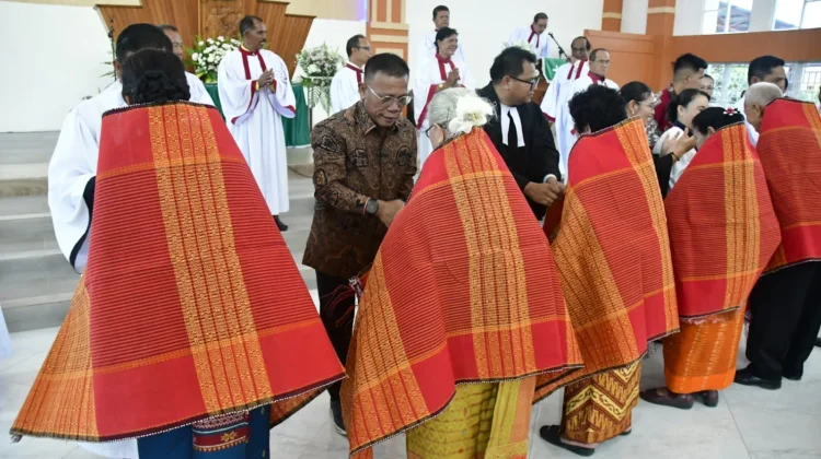 Perayaan HUT ke-49 HKBP Pandan Kota, Bupati Tapteng Ulosi 72 Orang Lansia 70 Tahun