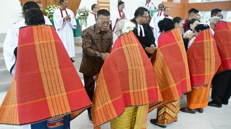 Perayaan HUT ke-49 HKBP Pandan Kota, Bupati Tapteng Ulosi 72 Orang Lansia 70 Tahun