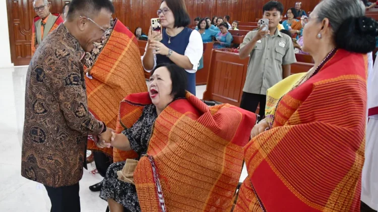 Perayaan HUT ke-49 HKBP Pandan Kota, Bupati Tapteng Ulosi 72 Orang Lansia 70 Tahun