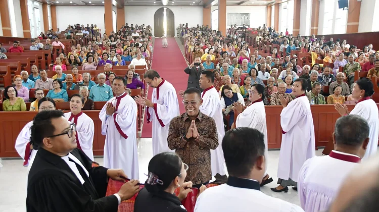 Perayaan HUT ke-49 HKBP Pandan Kota, Bupati Tapteng Ulosi 72 Orang Lansia 70 Tahun