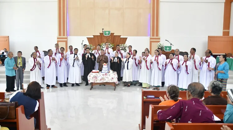 Perayaan HUT ke-49 HKBP Pandan Kota, Bupati Tapteng Ulosi 72 Orang Lansia 70 Tahun